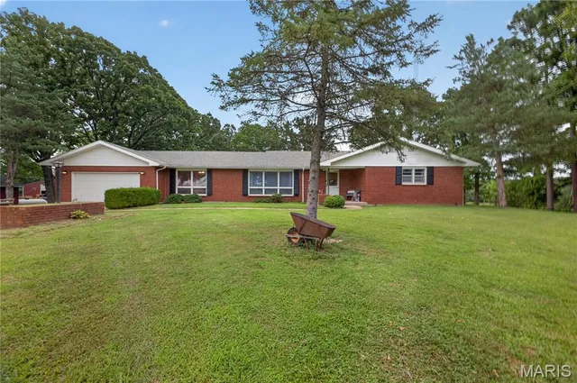 Primary bedroom — 21994 Spruce Road Waynesville Missouri real estate