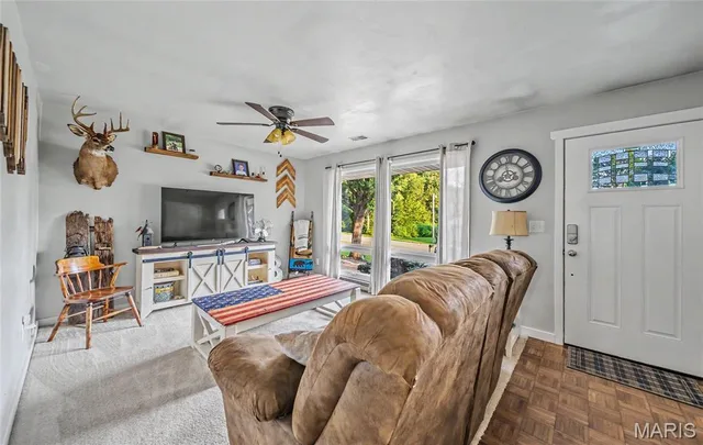 Living room — 532 E James Boulevard St James Missouri real estate