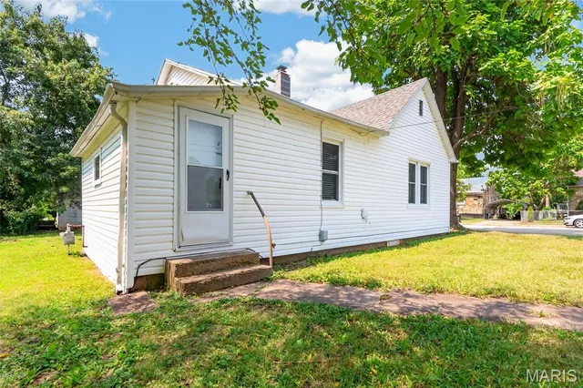 Primary bedroom — 360 W 5th Street Lebanon Missouri real estate