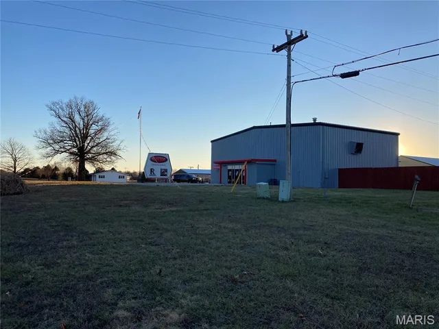 Front exterior — 27067 Highway 5 Lebanon Missouri real estate