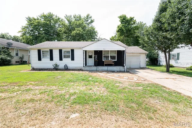 706 Apple Avenue, Belle MO