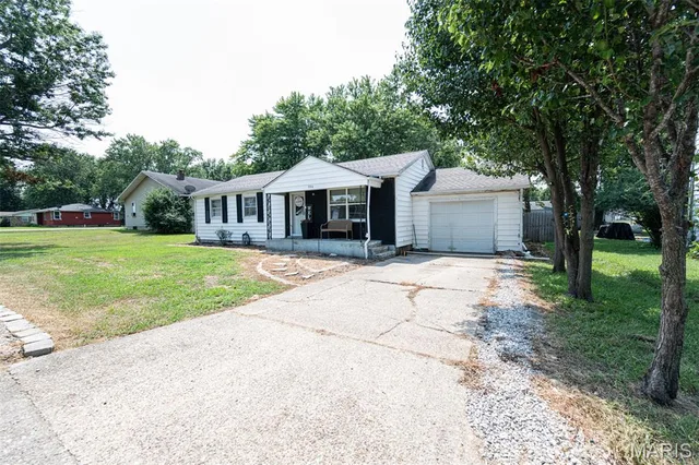 Front exterior — 706 Apple Avenue Belle Missouri real estate