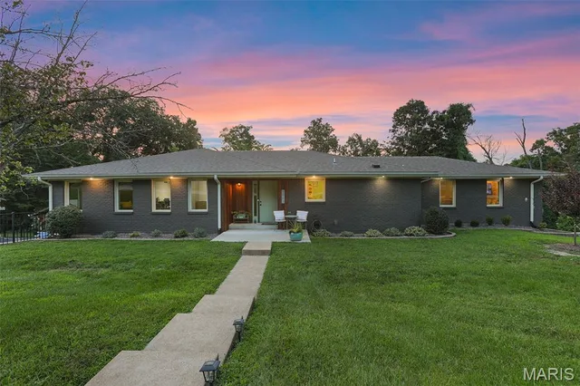 Front exterior — 1863 Highway 100 Pacific Missouri real estate