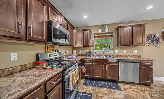 Kitchen — 20598 Lynwood Road Waynesville Missouri real estate