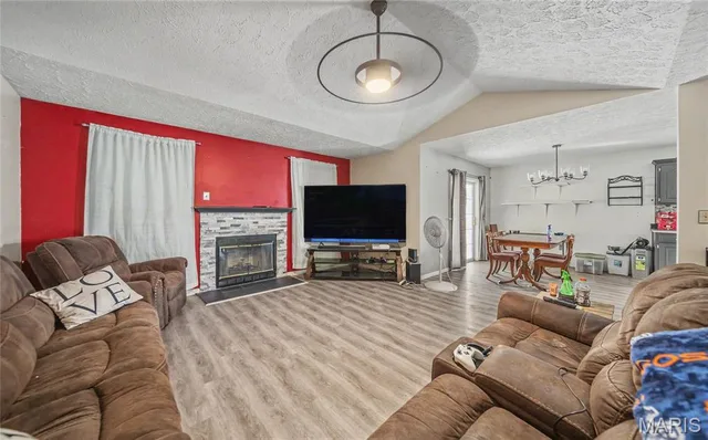 Primary bedroom — 123 Phoenix Avenue St Robert Missouri real estate