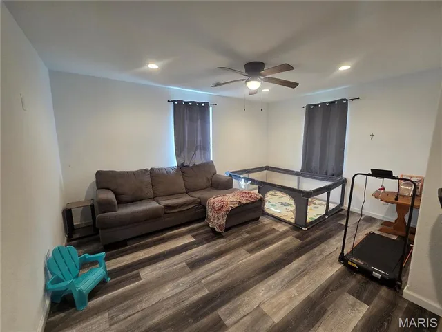 Primary bedroom — 1102 Thomasville Road Houston Missouri real estate