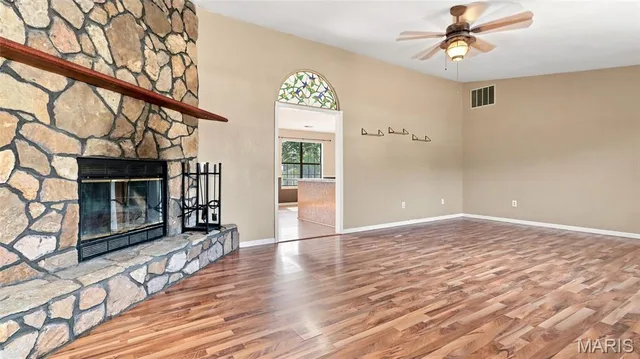 Living room — 13906 Elm Drive Plato Missouri real estate
