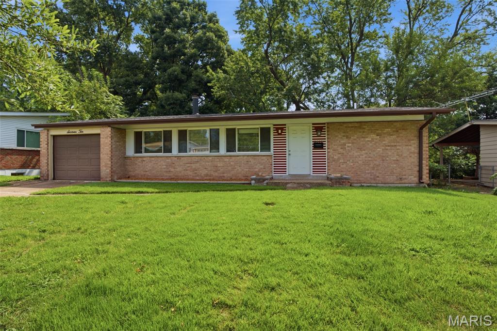 1610 Gallant Fox Drive Florissant Missouri 5 bedroom 2 bathroom home for sale listed at $190,000