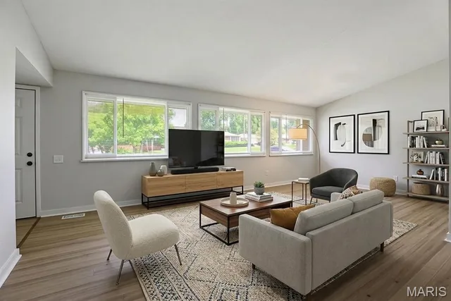 Living room — 1610 Gallant Fox Drive Florissant Missouri real estate