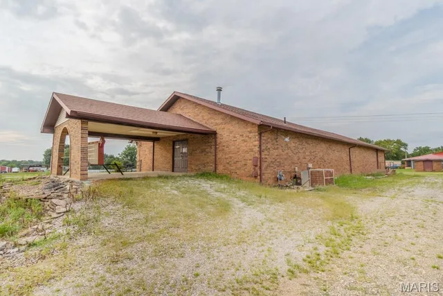 Living room — 22444 Highway MM Lebanon Missouri real estate