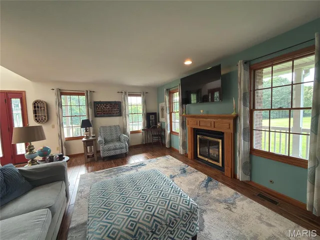 Primary bedroom — 13322 Old Hwy 79 New London Missouri real estate
