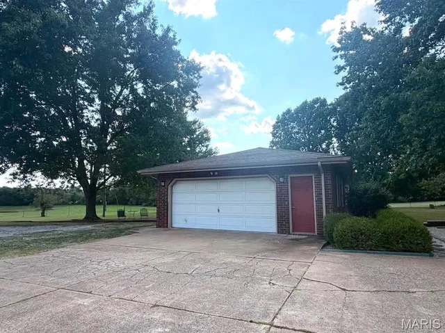 Primary bedroom — 17202 HIGHWAY 64 Lebanon Missouri real estate