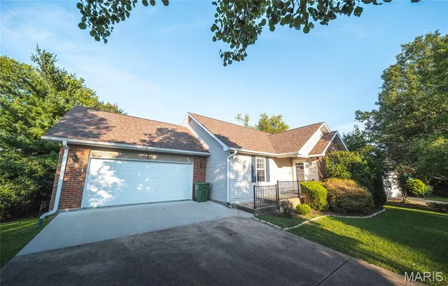 Front exterior — 821 Cambridge Drive Rolla Missouri real estate