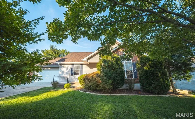 Living room — 821 Cambridge Drive Rolla Missouri real estate