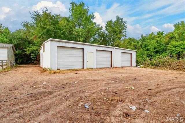 Primary bedroom — 1600 Brice Street Lebanon Missouri real estate