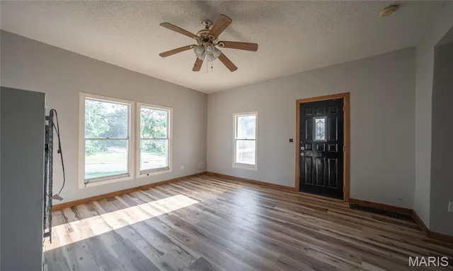 Living room — 2008 Vienna Road Rolla Missouri real estate