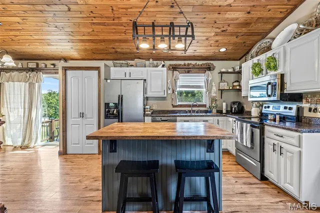 Kitchen — 1210 Mossy Oak Ct. Court Irondale Missouri real estate