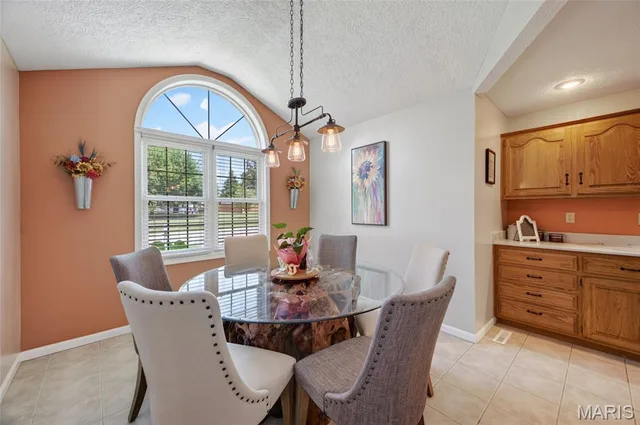 Living room — 800 Rosewood Drive Lebanon Missouri real estate