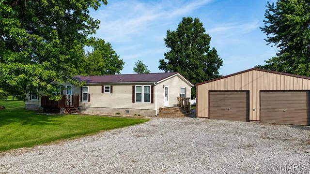 Front exterior — 30001 County RD 237 Kahoka Missouri real estate