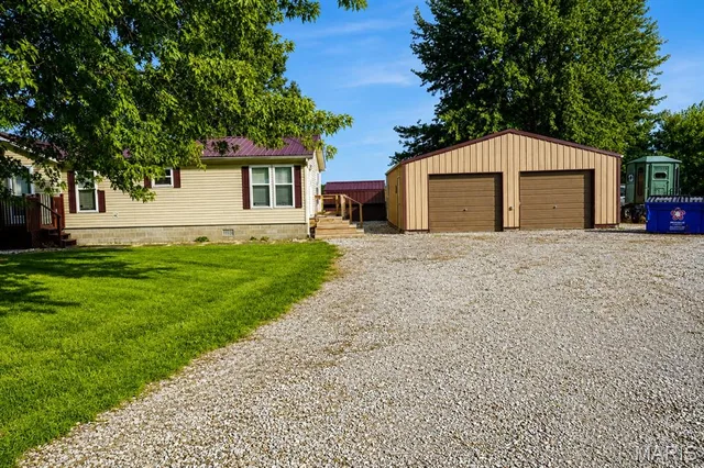 Living room — 30001 County RD 237 Kahoka Missouri real estate