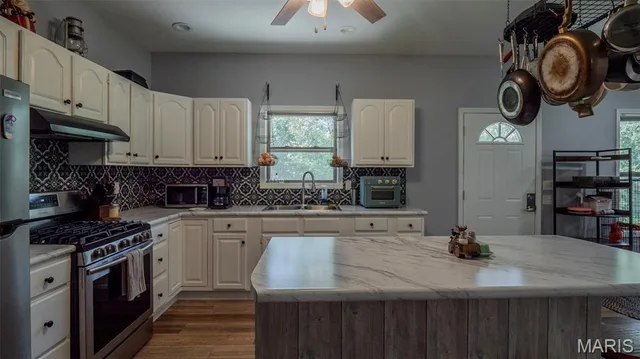 Primary bedroom — 15383 County Road 6220 Edgar Springs Missouri real estate