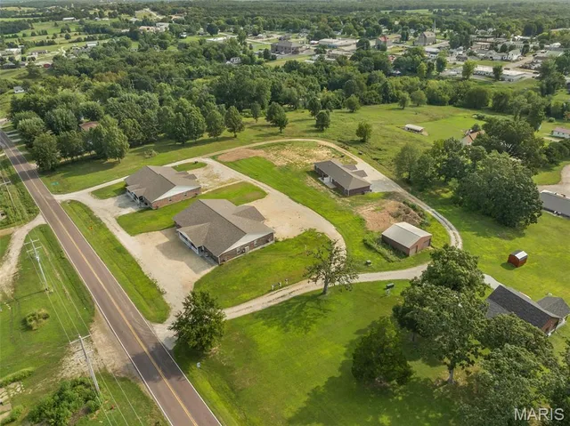 Living room — 140 Highway V Vienna Missouri real estate