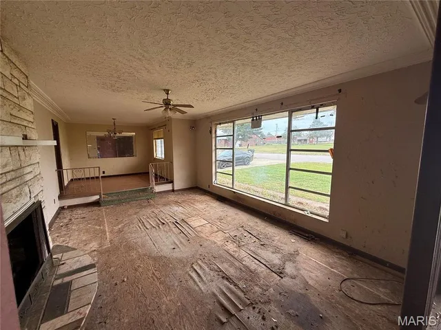 Living room — 168 Crescent Drive Lebanon Missouri real estate