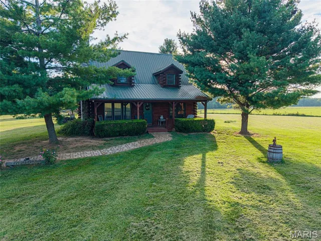 Living room — 8140 Old Jackson Road Farmington Missouri real estate