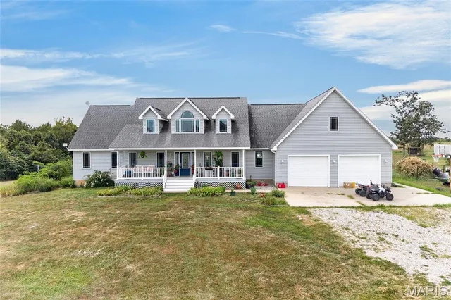 Primary bedroom — 271 Pleasant Knoll Road Stoutland Missouri real estate