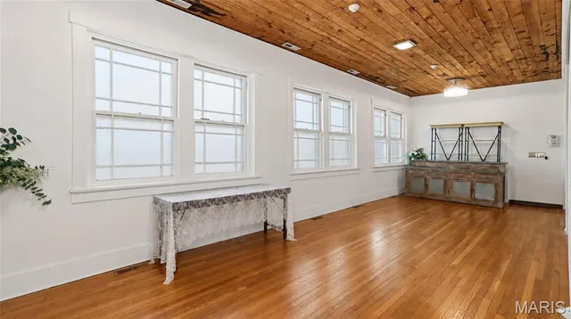 Living room — 402 1st Street Houston Missouri real estate