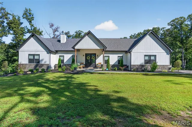 Primary bedroom — 265 Whitetail Lane Warrenton Missouri real estate