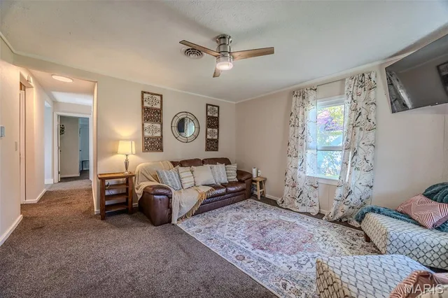 Living room — 545 W Pierce Street Lebanon Missouri real estate