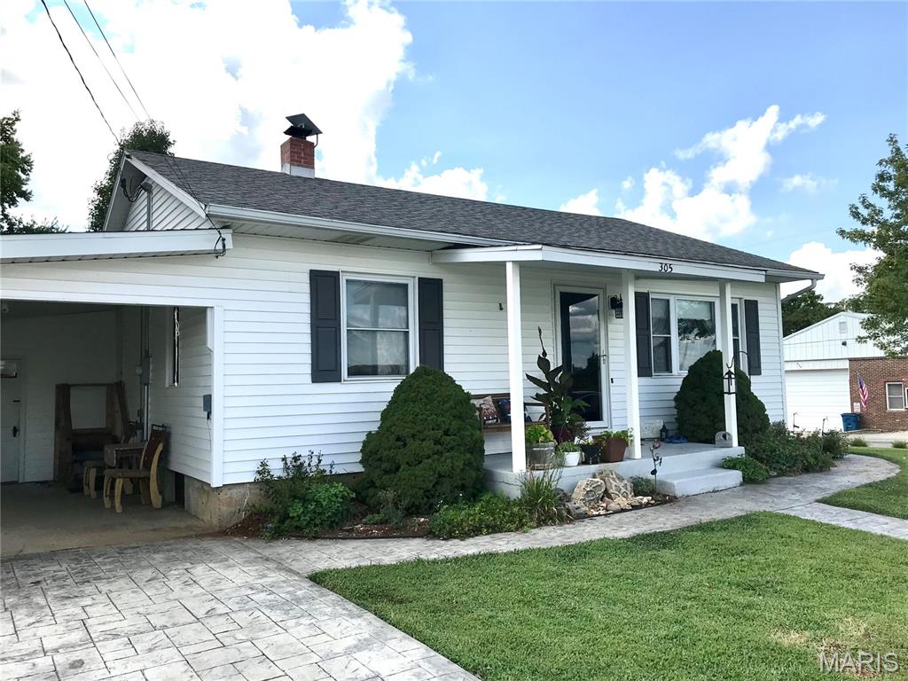 305 N Mill Street Vienna Missouri 2 bedroom 1 bathroom home for sale listed at $185,000