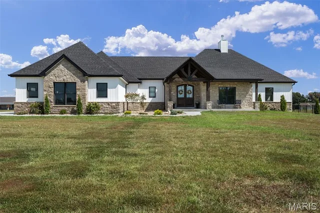 Living room — 3150 Dyer Road O'Fallon Missouri real estate