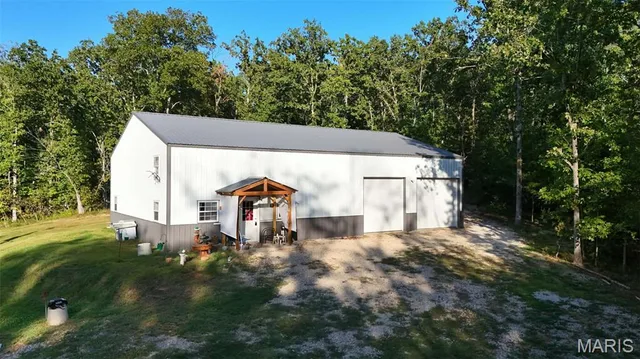 Primary bedroom — 129 Shamrock Lane Bourbon Missouri real estate