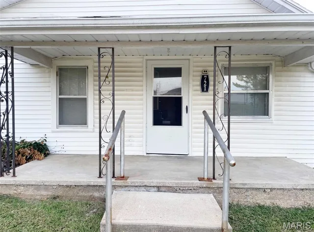 Primary bedroom — 721 Locust Street Edgar Springs Missouri real estate