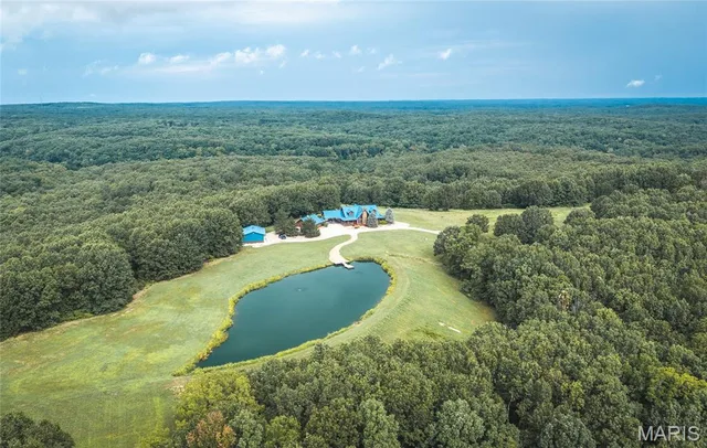 10000 Skylark Lane, Versailles MO real estate
