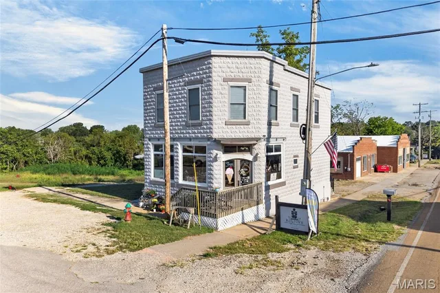 200 Commercial Street, Crocker MO