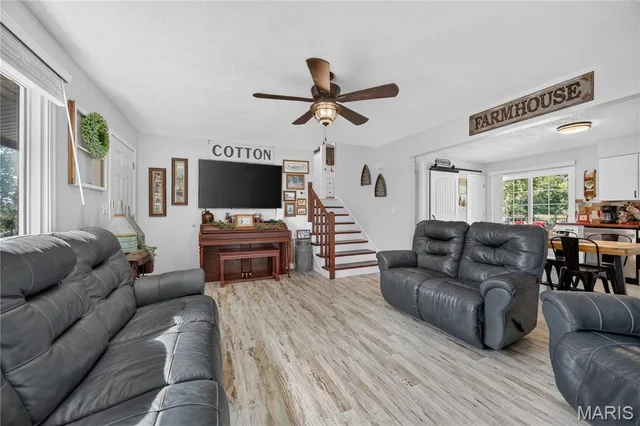 Living room — 29223 Pacific Drive Lebanon Missouri real estate