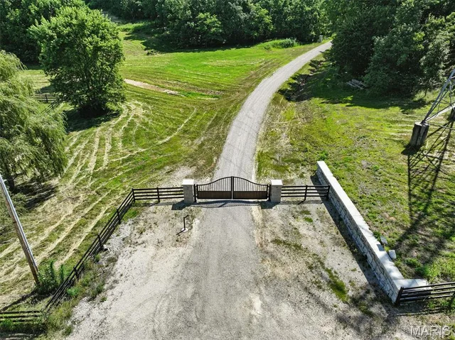 Living room — 45 +/- Ac Twin River Road Eureka Missouri real estate