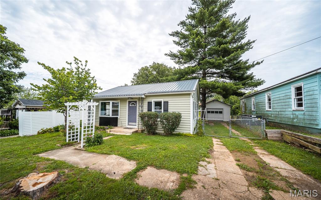205 Maple Street S Dixon Missouri 3 bedroom 1 bathroom home for sale listed at $125,000