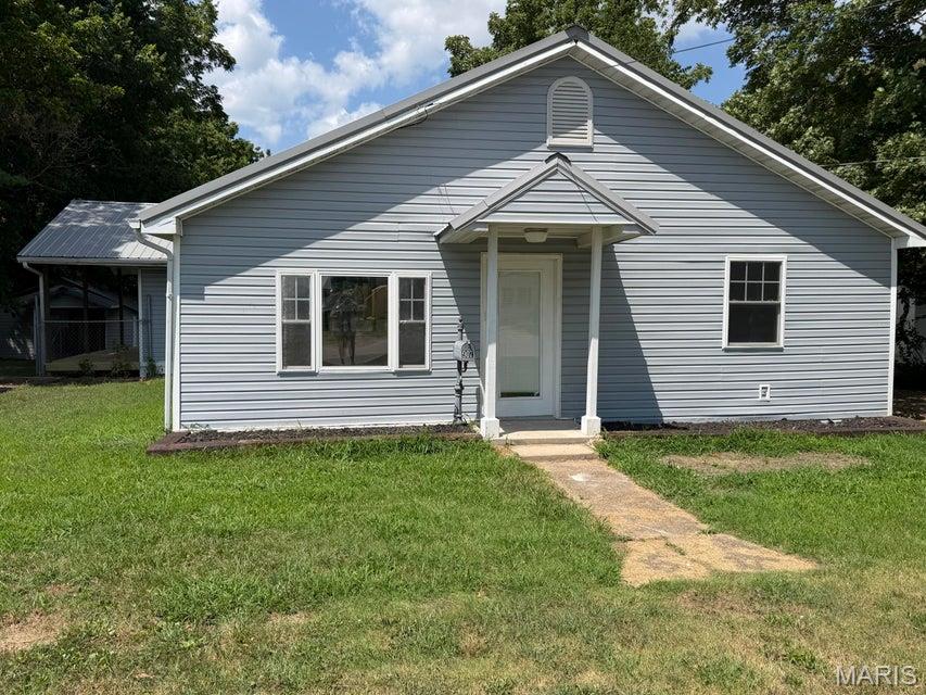 907 W Chestnut Street Houston Missouri 3 bedroom 1 bathroom home for sale listed at $149,000