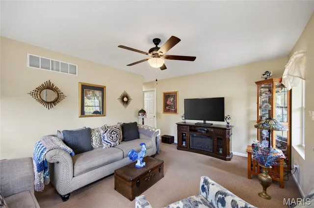Living room — 301/303 10th Street Crocker Missouri real estate