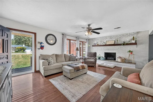 Living room — 16897 Kneedler Street Lebanon Missouri real estate