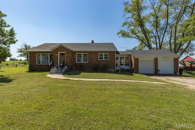 Living room — 5808 & 5802 Highway F Farmington Missouri real estate