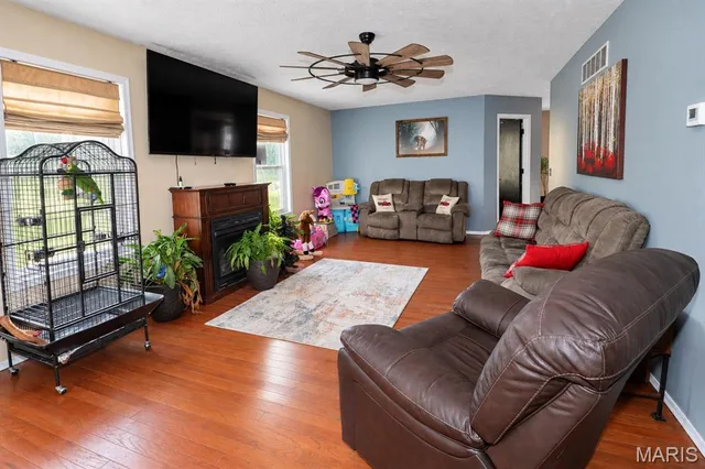 Living room — 808 Carrie Circle Lebanon Missouri real estate