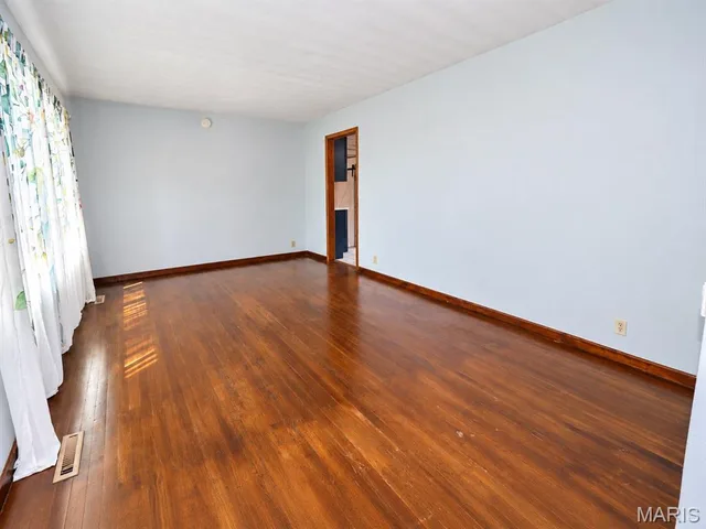 Living room — 40 Willow Lane Lebanon Missouri real estate
