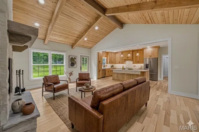 Living room — 10095 Tour De Plomb Court Potosi Missouri real estate
