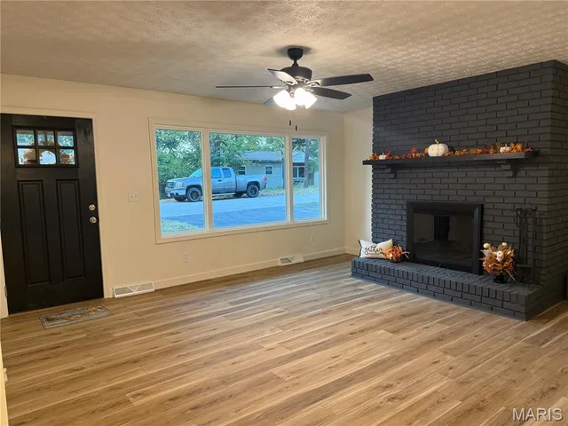 Living room — 608 Sunset Drive Waynesville Missouri real estate