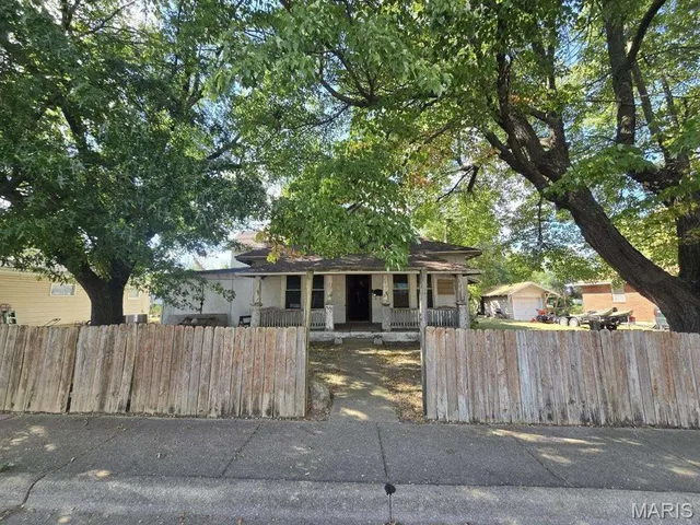 Front exterior — 359 W Hayes Street Lebanon Missouri real estate